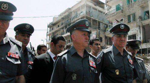المدير العام لقوى الأمن الداخلي اللواء أشرف ريفي يتفقد الوضع في طرابلس (أ ف ب)