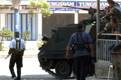 مسلّحان أمام ملالة للجيش  في باب التبّانة أمس (عمر ابراهيم ــ رويترز)