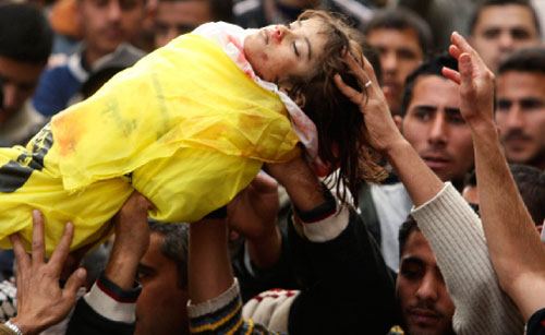 فلسطينيون يشيعون الطفلة لما حمدان في غزة أمس (محمد سالم - رويترز)
