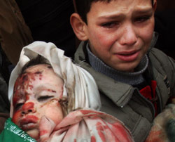 طفل فلسطيني يبكي خلال تشييع إحد أطفال ريان في جنوب قطاع غزة أمس (خليل حمرا - أ ب)