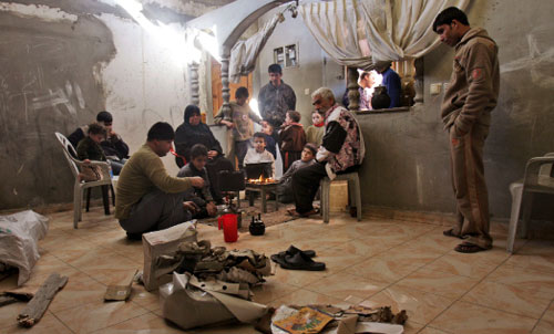 عائلة الدالي الفلسطينية تعد الطعام في غزة أمس (عادل حنا - أ ب)