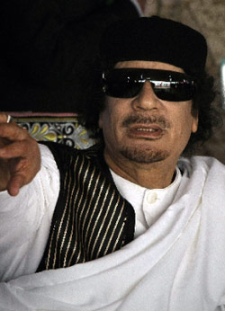القذافي خلال استقباله القادة العرب في المطار أمس (جوزف عيد ــ أ ف ب)