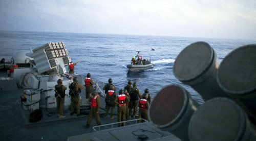 جنود البحرية الإسرائيلية يستعدون للهجوم على «أسطول الحرية» أمس (أ ف ب)