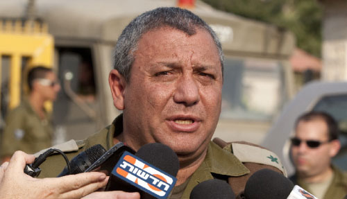 قائد المنطقة الشمالية في الجيش الإسرائيلي، الجنرال غادي آيزنكوت، يتحدّث إلى الصحافيّين أمس (جاك غيز ــ أ ف ب)