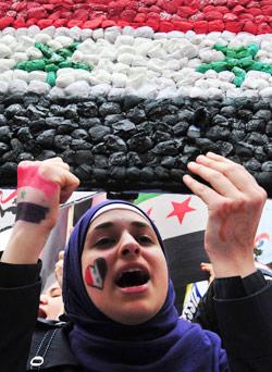 متظاهرة متضامنة مع الشعب السوري في إسطنبول يوم الجمعة الماضية (مصطفى أوزر ــ أ ف ب)