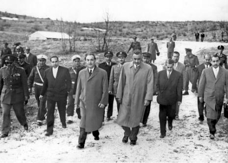 السرّاج إلى يمين الرئيسين فؤاد شهاب وجمال عبد الناصر خلال لقائهما على الحدود اللبنانية ــ السورية عام 1958 (أرشيف)
