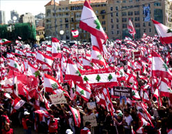 العلم اللبناني سيد الساحات