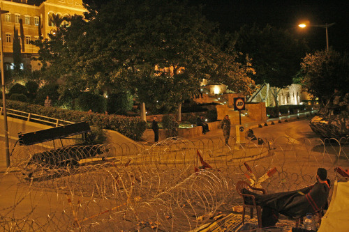 القصر الحكومي خلف الاسلاك في ليلة الاعتصام الثانية (بلال جاويش)