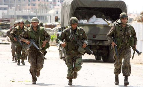 عناصر من الجيش في محيط مخيم نهر البارد (وائل اللادقي)