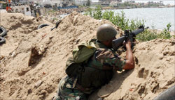 جندي لبناني في محيط نهر البارد
