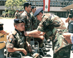قائد الجيش يقلد وساماً لأحد الضباط