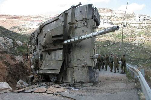 دبّابة ميركافا إسرائيليّة بعد إصابتها بنيران حزب الله (أرشيف)