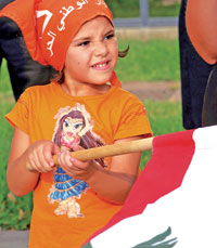 طفلة عونية تحمل العلم اللبناني خلال المهرجان (هيثم الموسوي)