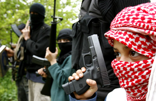 أطفال ومسلحون من “فتح الإسلام” في مخيم نهر البارد (جمال السعيدي ـــ ارشيف ـــ رويترز)