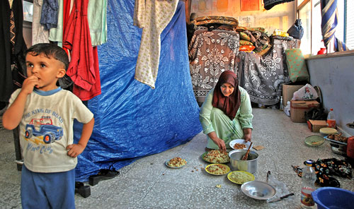 “بعبع” التوطين:  لاجئة فلسطينية في البداوي تحضر طعام الإفطار (رمزي حيدر ــ أ ف ب)
