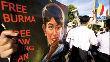 ناشطون بورميّون يتظاهرون في إحدى المدن اليابانية أمس (داي كوروكاوا - إي بي أي)