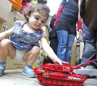طفلة تلهو بدبابة (بلال جاويش ــ أرشيف)