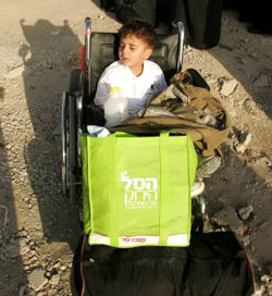 طفل فلسطيني مريض ينتظر عند معبر إيريز (اسماعيل زيده - رويترز)