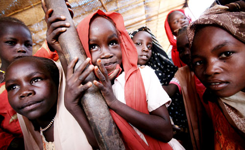 فتيات سودانيات يشاهدن عرضاً للدمى في أحد مخيّمات النازحين شمال دارفور (أرشيف - أ ف ب)