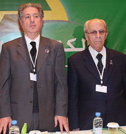 أبو خليل والجميّل في المؤتمر الأخير لحزب الكتائب (أرشيف)