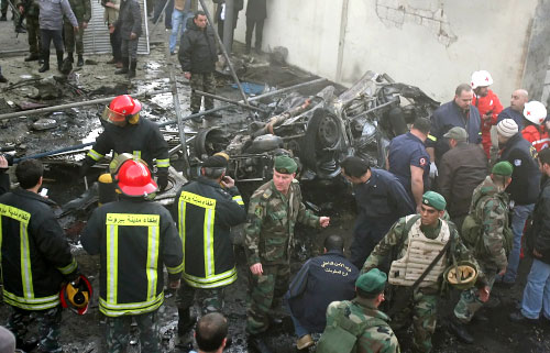 رجال إطفاء وأمن وصحافيون في مكان الانفجار (بلال جاويش)