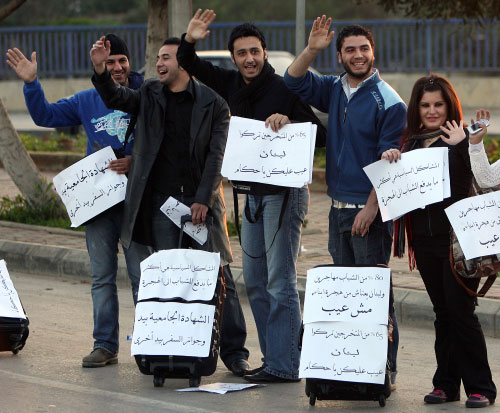 شباب من جمعية «الرابطة الوطنية اللبنانية» و«حركة الشعب» يرفعون يافطات ضد الهجرة (أرشيف ــ وائل اللادقي)