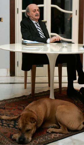 جنبلاط وكلبه أوسكار خلال لقاء صحافي (أرشيف ــ رويترز)
