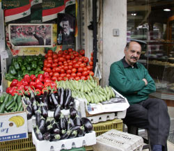 بائع خضر في حيّ الصالحيّة في دمشق في 28 من الشهر الماضي (لؤي بشارة ـ أ ف ب)