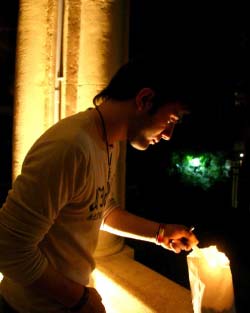 إضاءة شموع في ذكرى الإبادة  الأرمنيّة في جامعة هايغازيان أمس (مروان بوحيدر)