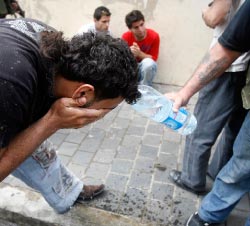 مقاتل من المعارضة يسكب المياه لعناصر عكارية من المستقبل بعد توقيفهم (مروان طحطح)