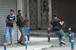 عناصر مسلحة لتيّار المستقبل في شوارع طرابلس (رويترز)