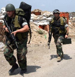 عناصر من الجيش اللبناني داخل مخيم نهر البارد خلال معارك العام الماضي (أرشيف ــ وائل اللادقي)