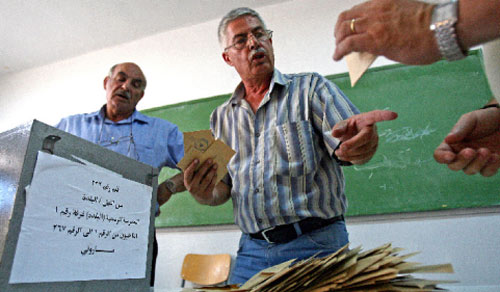 خلال فرز الأصوات في الانتخابات الفرعية الأخيرة في المتن  (أرشيف ــ مروان طحطح)