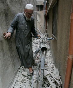 فلسطيني خلال الإشتباكات بين الجيش ومسلحي فتح الإسلام في أيار 2007 (ارشيف)