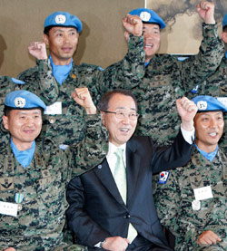 أمين عام الأمم المتحدة بان كي مون يلوّح بيده مع الجنود الكوريين الجنوبيين خلال زيارته للبنان (لي جين مان ـــ