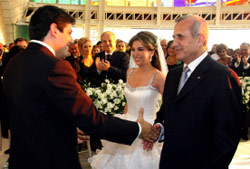 الرئيس سليمان في حفل زفاف إبنته لارا في بكركي أمس (دالاتي ونهرا)