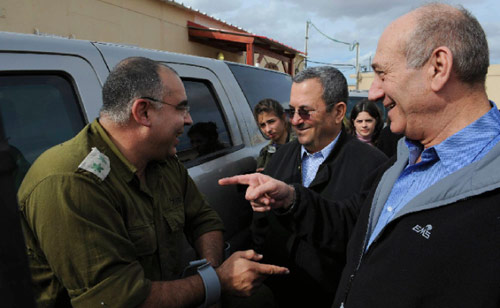 أولمرت وباراك خلال زيارتهما لموقع عسكري جنوب إسرائيل أول من أمس (عاموس بن غيرشوم - أ ب)