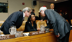 كوشنير ورايس وصلّوخ في مقر الأمم المتحدة في نيويورك أول من أمس (ايفان شنايدر - أ ب)