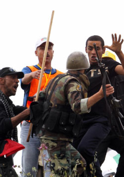 مواجهة بين جندي لبناني ومتظاهرين في مارون الراس (حسن بحسون)