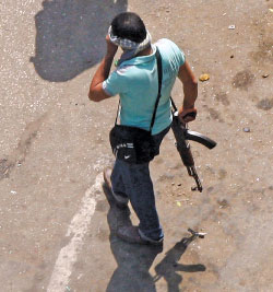 مناصر إخواني مسلح عند دوار مصطفى محمود (أ ف ب) 