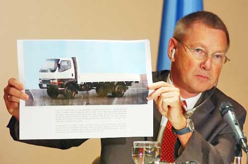 رئيس لجنة التحقيق الدولية السابق ميليس يعرض صورة لـ “الميتسوبيشي” خلال مؤتمر صحافي في 1 أيلول 2005  (وائل اللاذقي)