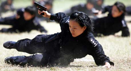 شرطية صينية خلال إحدى المناورات التدريبية (أرشيف وكالة غزينغهوا)
