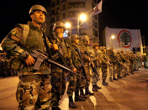 الجيش مستنفراً في ساحة ساسين بعد الاشكال العوني - القواتي  (مروان طحطح)