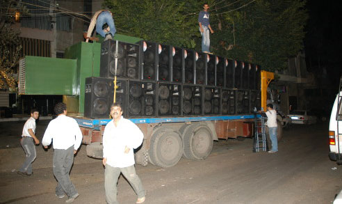 تجهيز مكبرات الصوت استعدادا للتظاهر (محمد حيدر)