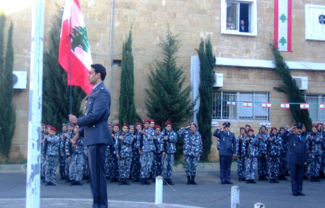 عناصر قوى الامن الداخلي يرفعون العلم اللبناني خلال الاحتفال في سرايا طرابلس