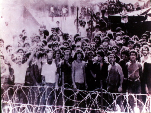 صورة التقطت عام 1990 تظهر عدداً من اللبنانيين والفلسطينيين قبل نقلهم إلى السجون الإسرائيلية، واعتبارهم ضمن عداد المفقودين، منهم ثلاثة تعرف إليهم ذووهم. (أرشيف)