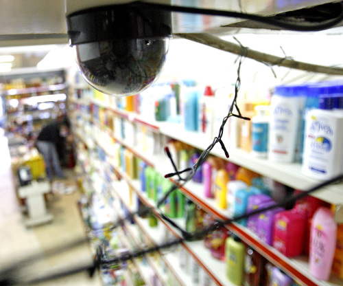 كاميرا مراقبة داخل السوبر ماركت (مروان طحطح)