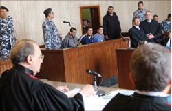 موقوفون من “القاعدة” يمثلون أمام القاضي أبو عراج (هيثم الموسوي)
