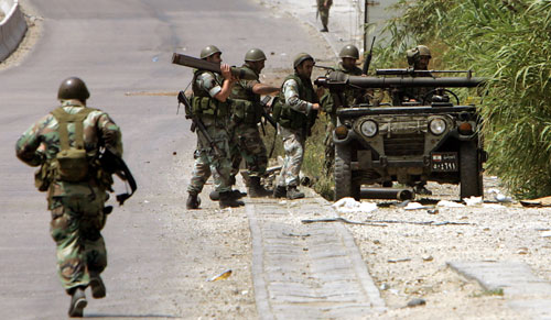 الجيش اللبناني يطلق قذائف عيار 106 على نهر البارد أمس (أ ب)