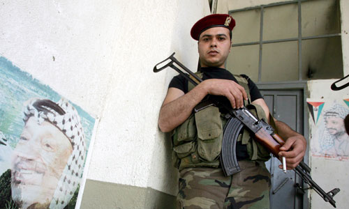 مسلح من حركة فتح خلال انعقاد مؤتمر زكي في البداوي أمس (إي بي آي)